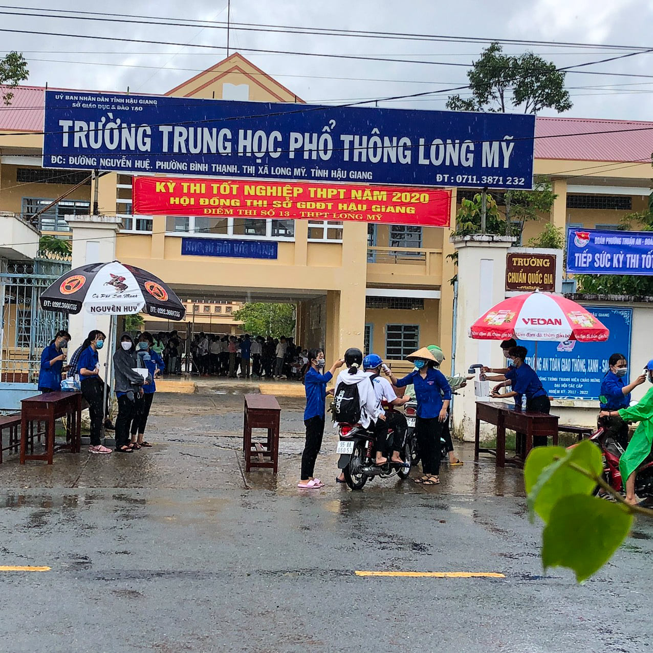 Cảm động tình nguyện viên dầm mưa hỗ trợ thí sinh thi tốt nghiệp THPT ảnh 7