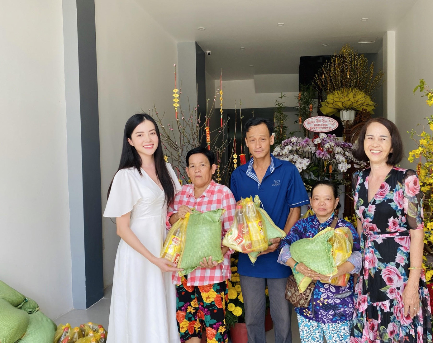 Hoa khôi Thúy Vi trang hoàng nhà rực rỡ đón xuân ảnh 5