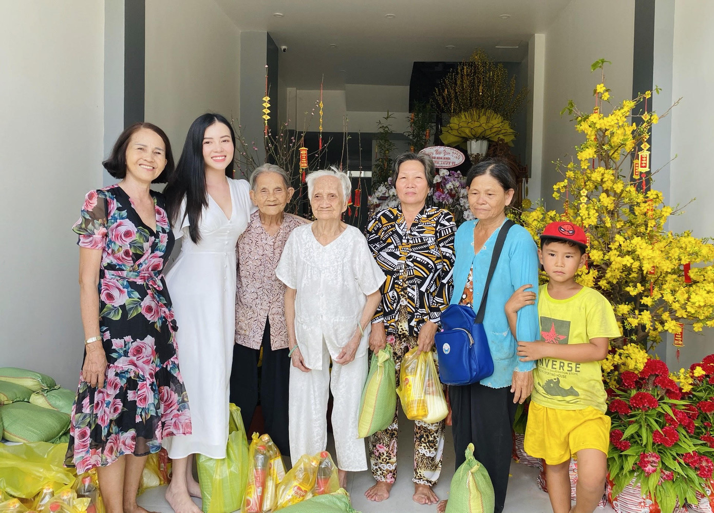 Hoa khôi Thúy Vi trang hoàng nhà rực rỡ đón xuân ảnh 4