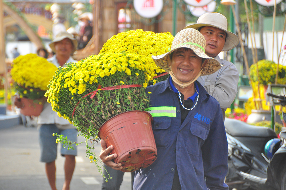 'Trâu lái phi thuyền' và nhiều mô hình đẹp mắt tại đường hoa Xuân Cần Thơ ảnh 5
