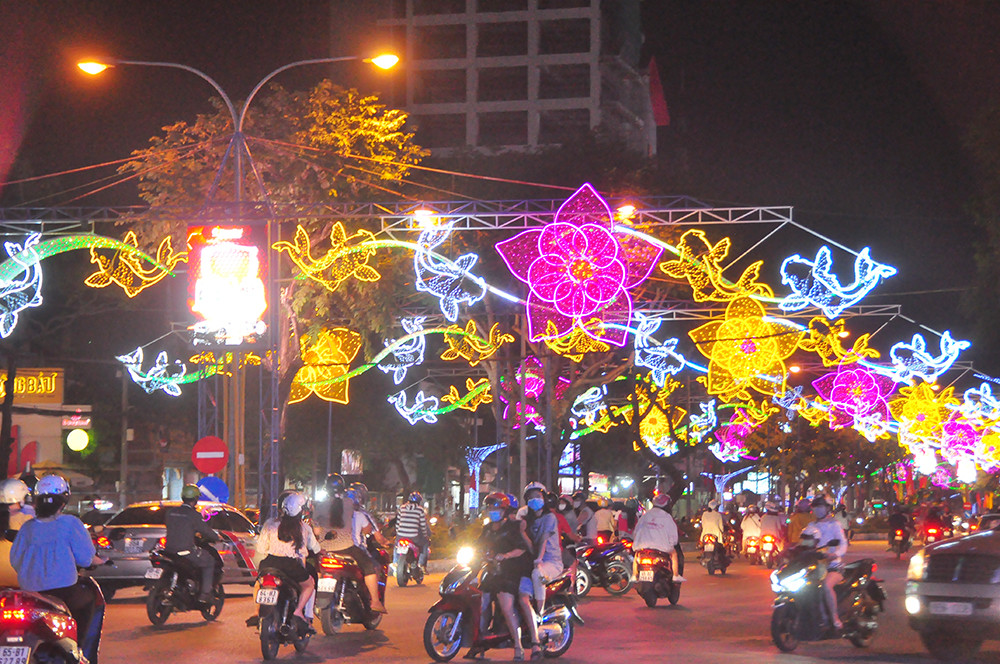 Pháo hoa rực sáng bầu trời, Việt Nam bước sang năm mới 2021 ảnh 86