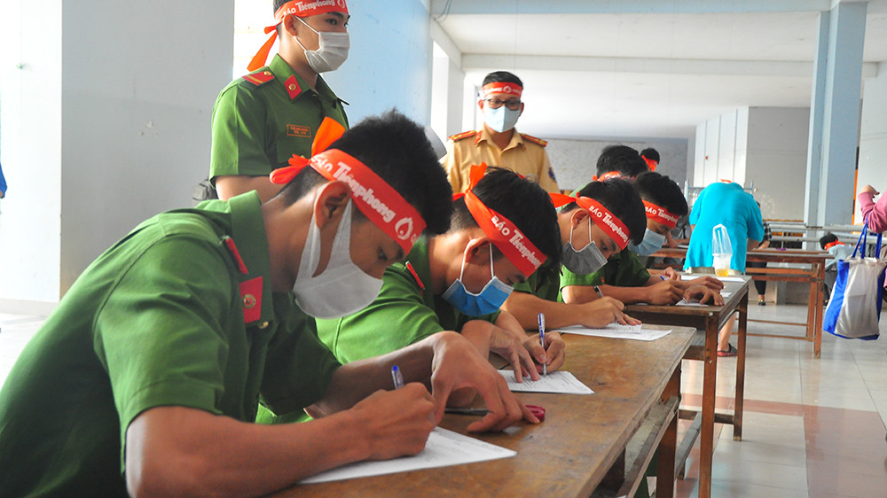 Hàng trăm bạn trẻ sôi nổi hiến máu tại trường ĐH An Giang ảnh 15