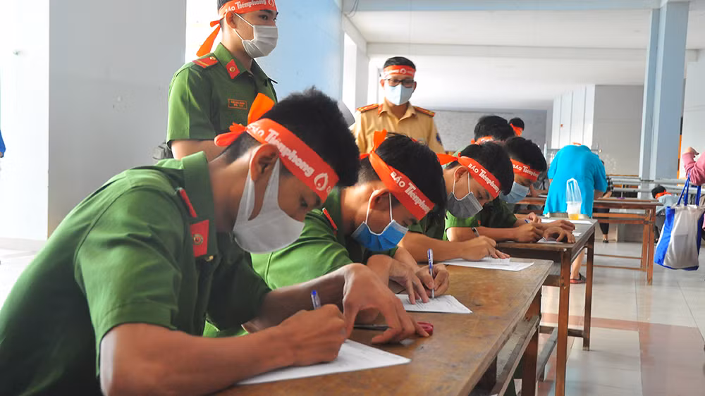 Hàng trăm bạn trẻ sôi nổi hiến máu tại trường ĐH An Giang ảnh 15