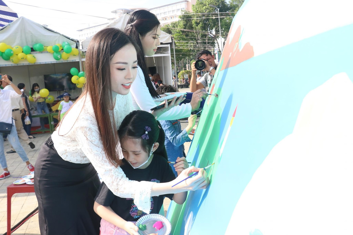 Sôi nổi ngày hội mang đồ nhựa đến đổi quà ảnh 16