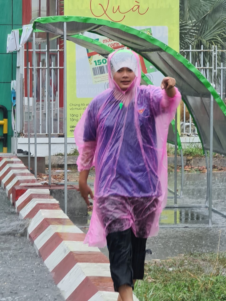 Cảm động tình nguyện viên Cần Thơ dầm mưa giúp dân chống dịch ảnh 4