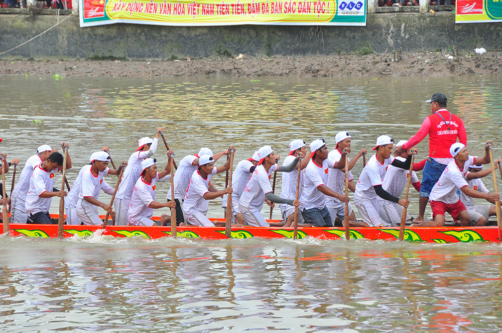 Nghìn người đứng kín bờ sông mê mải xem đua ghe ngo ở Sóc Trăng ảnh 8