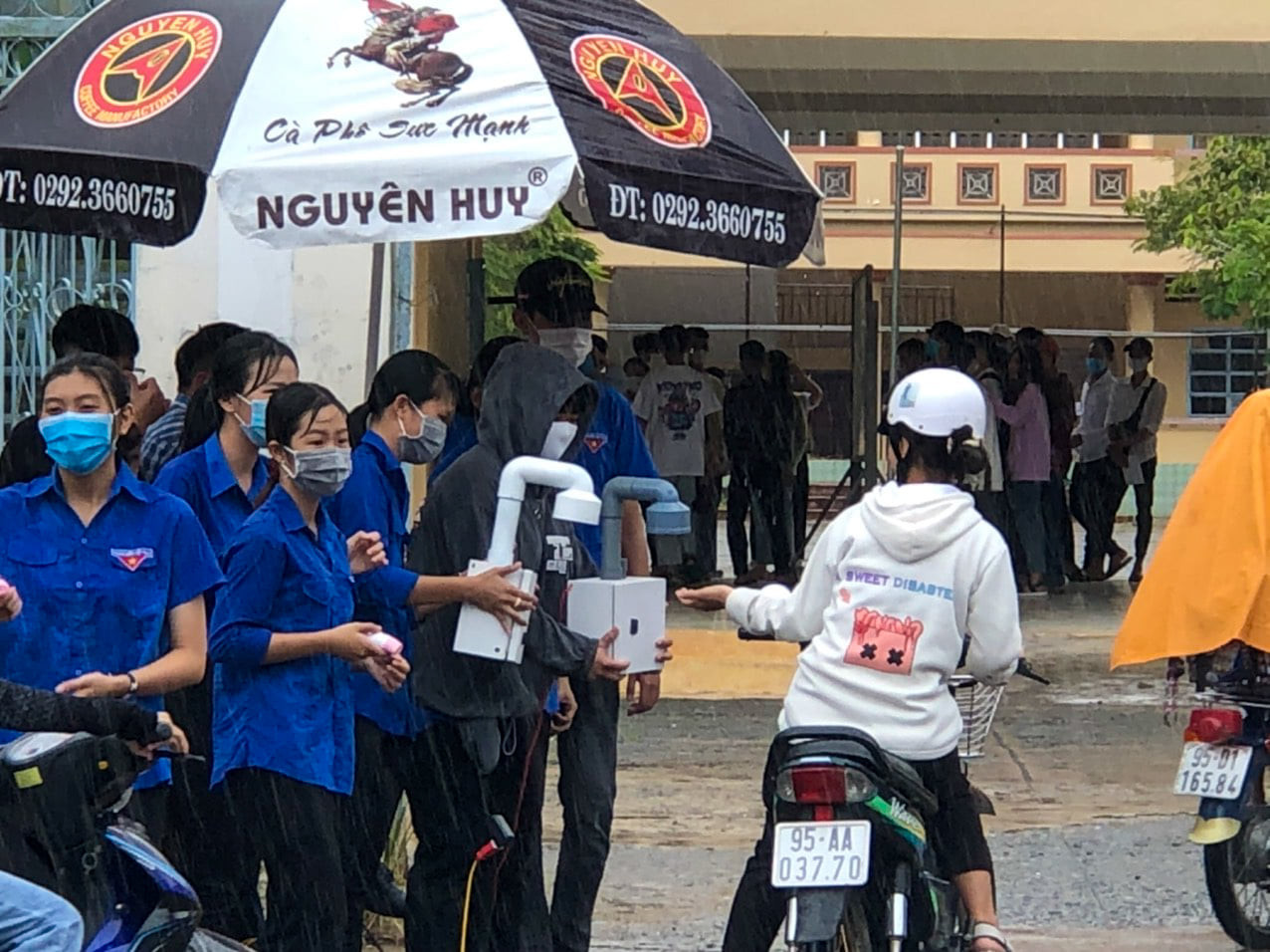 Cảm động tình nguyện viên dầm mưa hỗ trợ thí sinh thi tốt nghiệp THPT ảnh 9