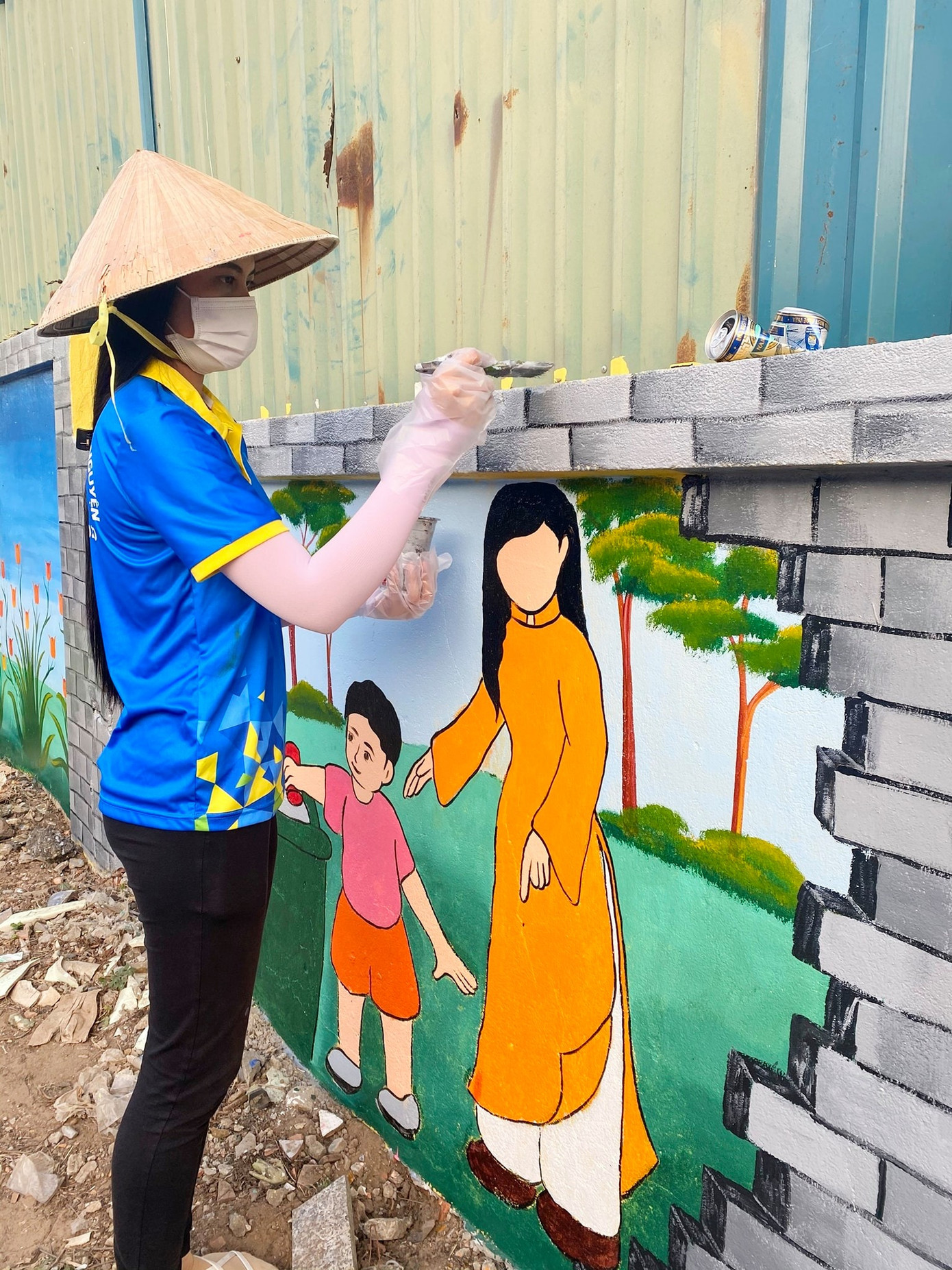 Bạn trẻ Cần Thơ biến bức tường cũ thành bích họa rực rỡ sắc màu ảnh 1