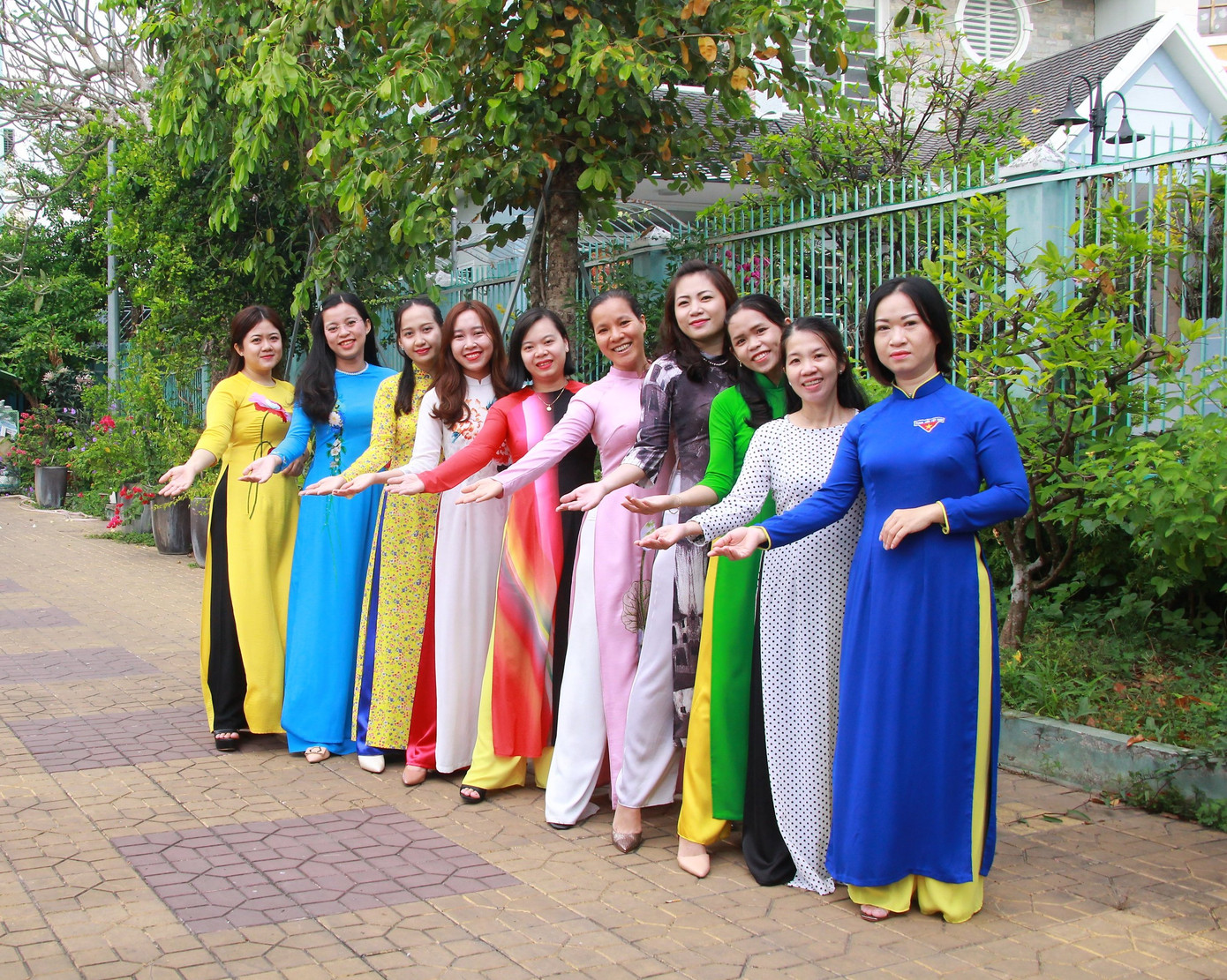 Phụ nữ Tỉnh đoàn An Giang duyên dáng với áo dài thướt tha ảnh 2