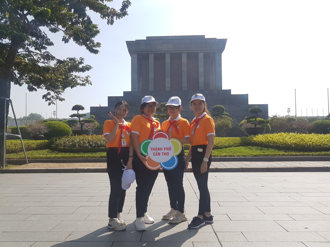 Đại biểu cháu ngoan Bác Hồ TP Cần Thơ ủng hộ đồng bào miền Trung ảnh 2