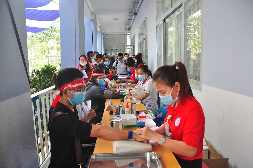 Hàng trăm bạn trẻ tham gia hiến máu tại trường ĐH Đồng Tháp ảnh 14