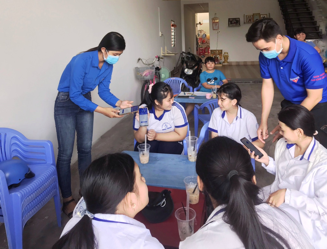 Thí sinh Hoa hậu Việt Nam 'gõ từng nhà' tuyên truyền phòng dịch COVID -19 ảnh 7