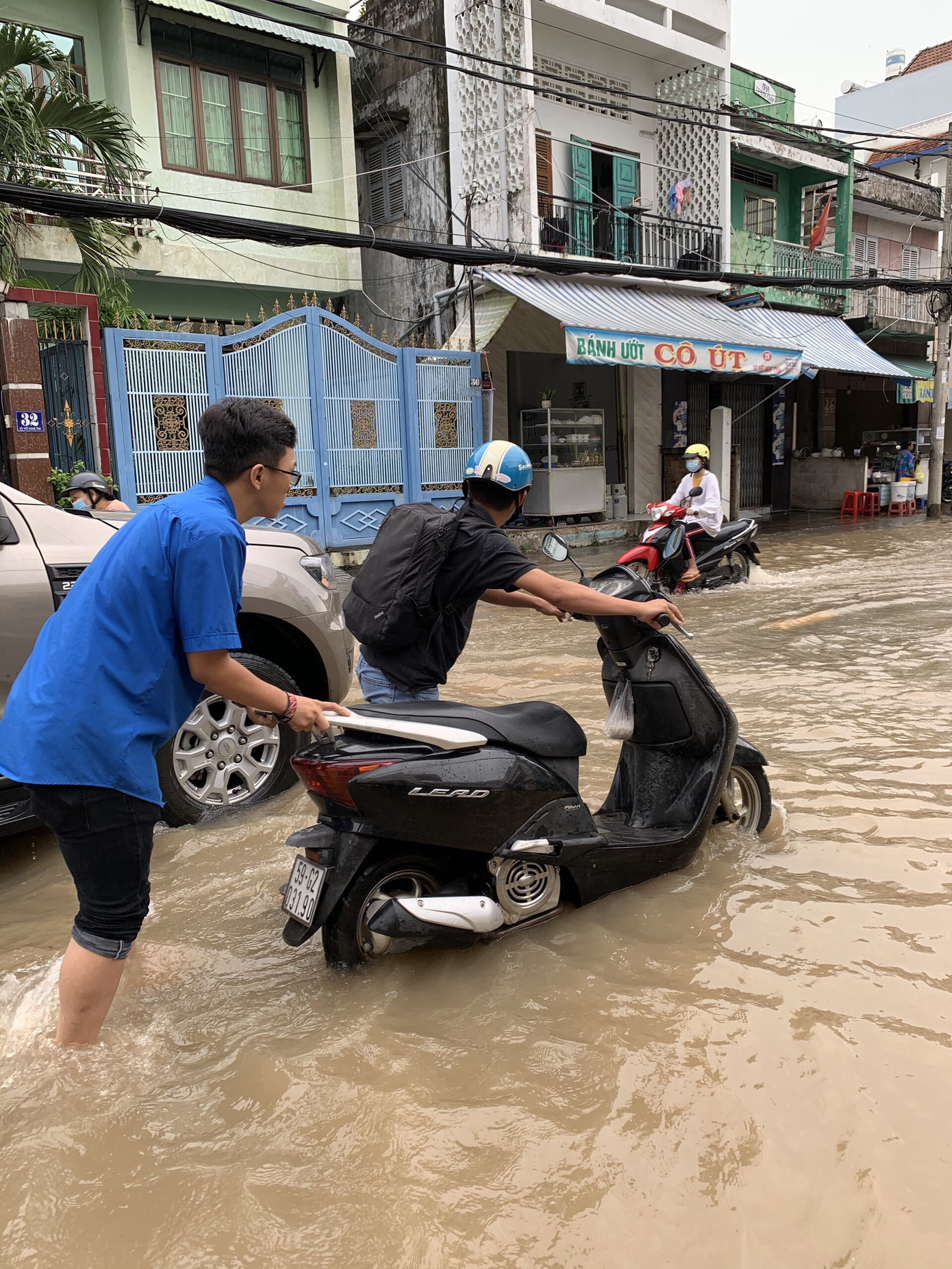 Áo xanh tình nguyện giúp dân vượt qua 'biển nước' ảnh 3