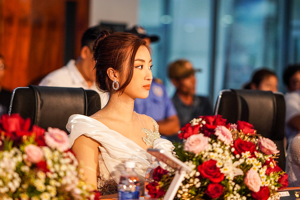 Hoa hậu Đỗ Mỹ Linh trao vương miện cho tân Hoa khôi đại học FPT Cần Thơ ảnh 4