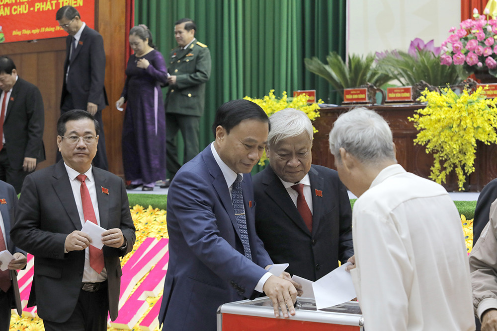 Đại biểu Đại hội Đảng bộ Đồng Tháp ủng hộ đồng bào miền Trung ảnh 2