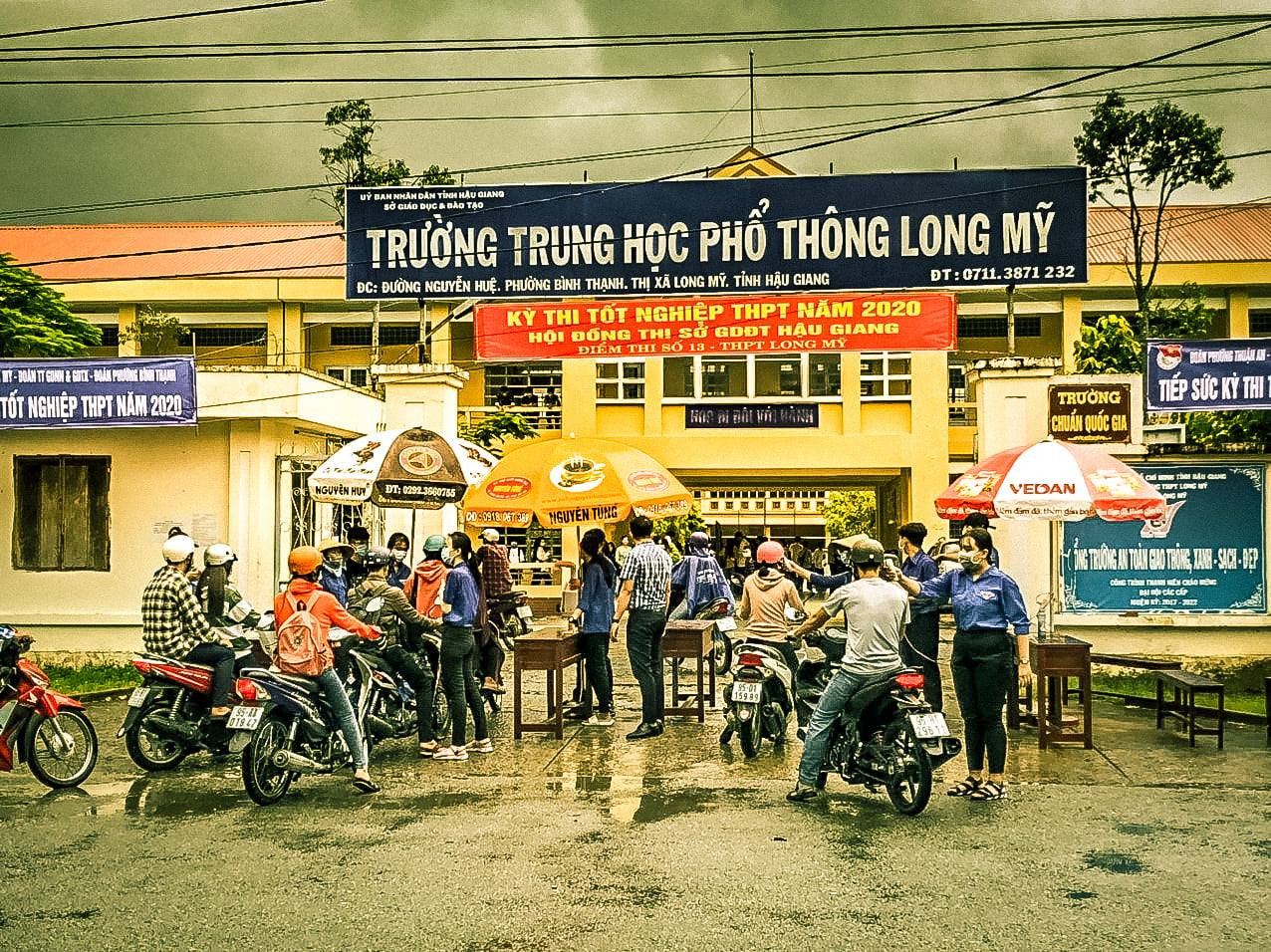 Cảm động tình nguyện viên dầm mưa hỗ trợ thí sinh thi tốt nghiệp THPT ảnh 11