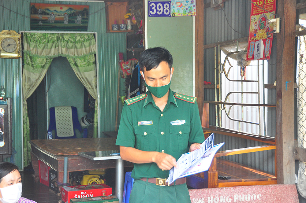 Chiến sỹ biên phòng 'gõ từng nhà' tuyên truyền người dân vùng biên phòng dịch ảnh 7