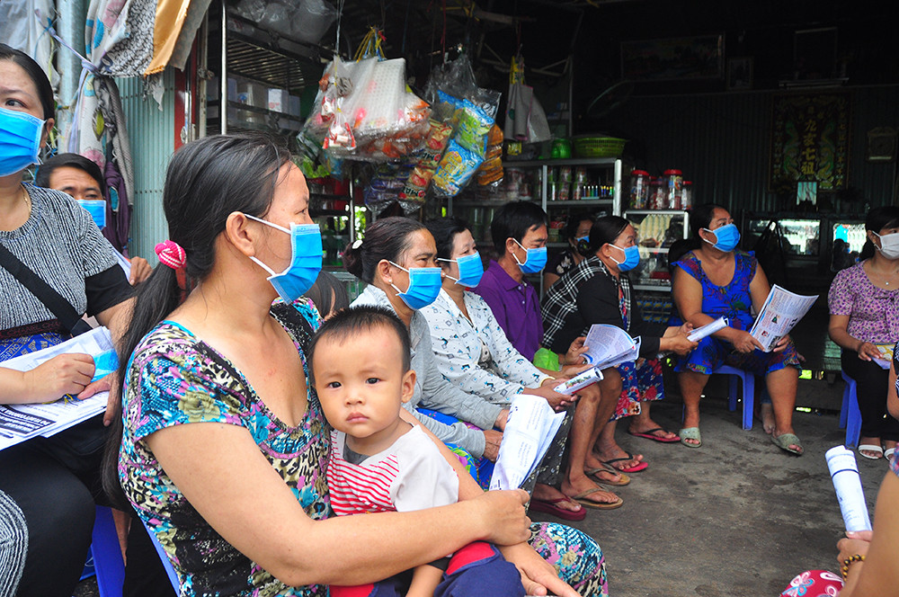 Chiến sỹ biên phòng 'gõ từng nhà' tuyên truyền người dân vùng biên phòng dịch ảnh 3