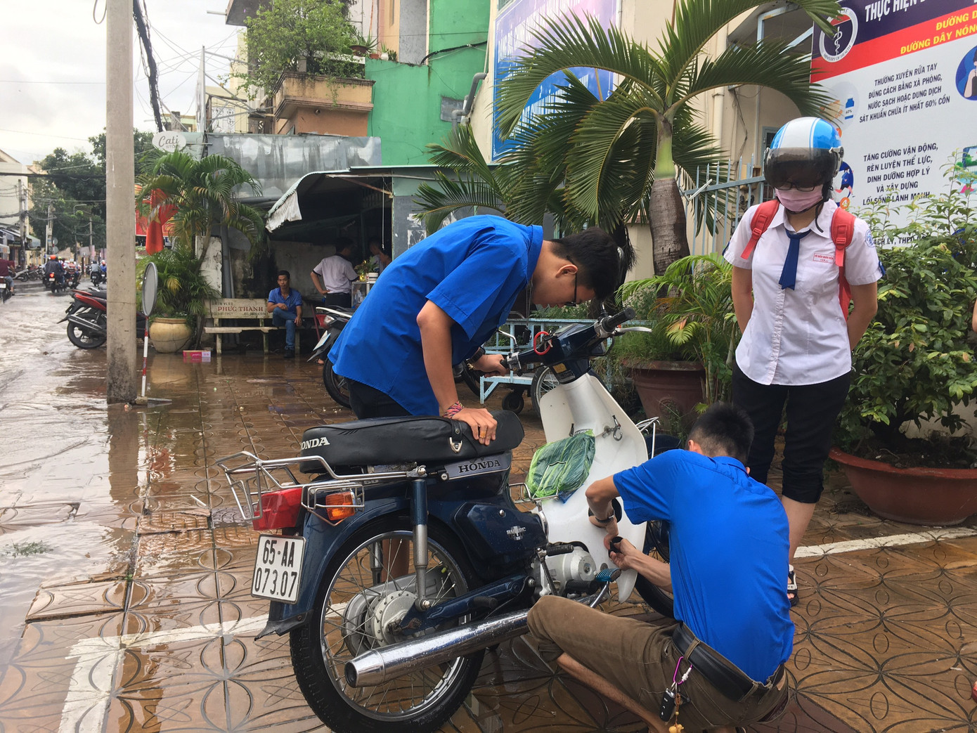 Áo xanh tình nguyện giúp dân vượt qua 'biển nước' ảnh 6