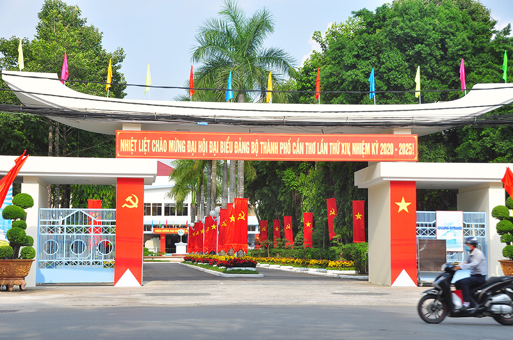 Đường phố Cần Thơ rợp bóng cờ hoa chào mừng Đại hội Đảng ảnh 12