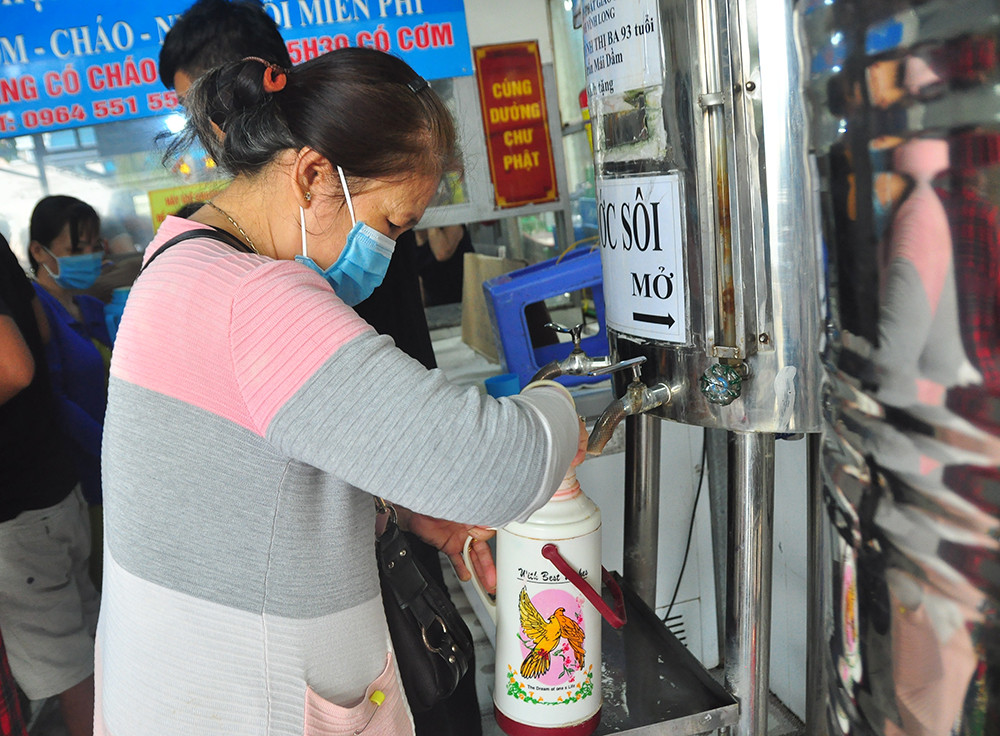 Ấm lòng bữa cơm dành cho bệnh nhân không về quê đón Tết ảnh 11