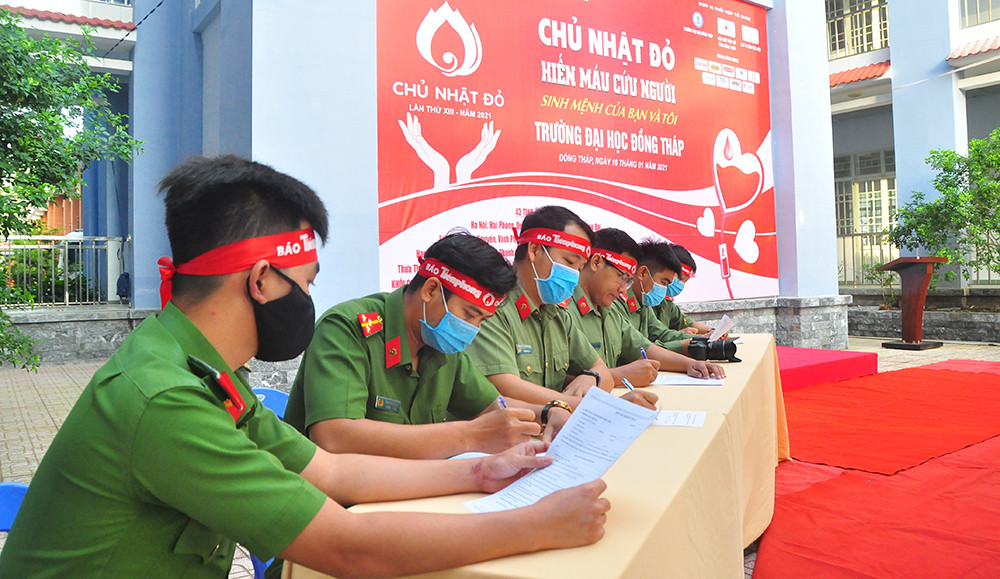 Hàng trăm bạn trẻ tham gia hiến máu tại trường ĐH Đồng Tháp ảnh 2