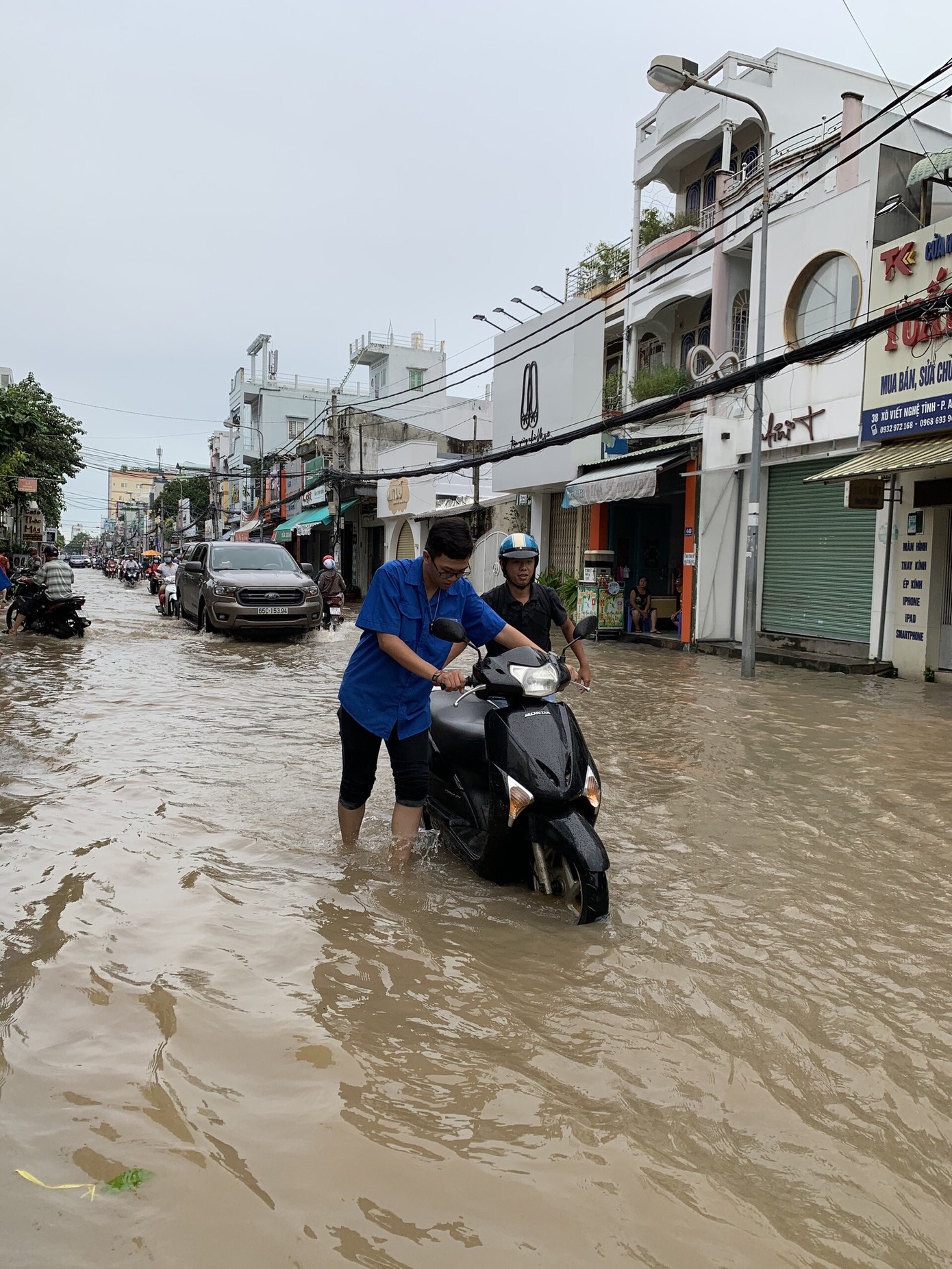 Áo xanh tình nguyện giúp dân vượt qua 'biển nước' ảnh 2