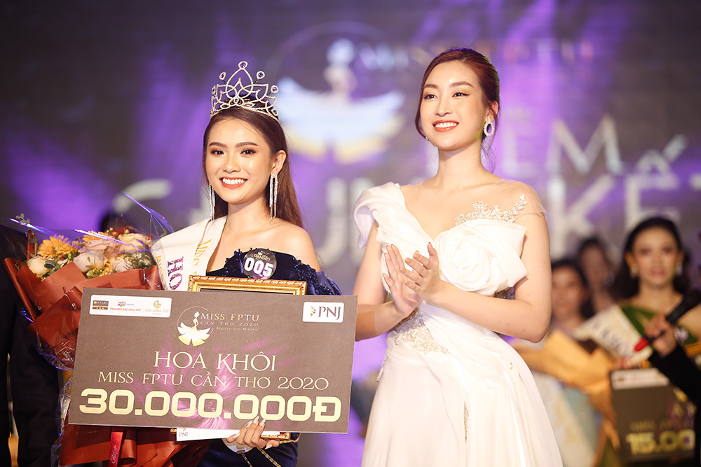 Hoa hậu Đỗ Mỹ Linh trao vương miện cho tân Hoa khôi đại học FPT Cần Thơ ảnh 2