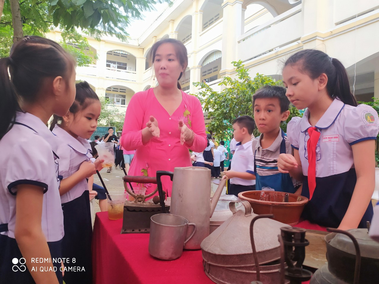 Học sinh háo hức trải nghiệm làm bánh dân gian ảnh 2