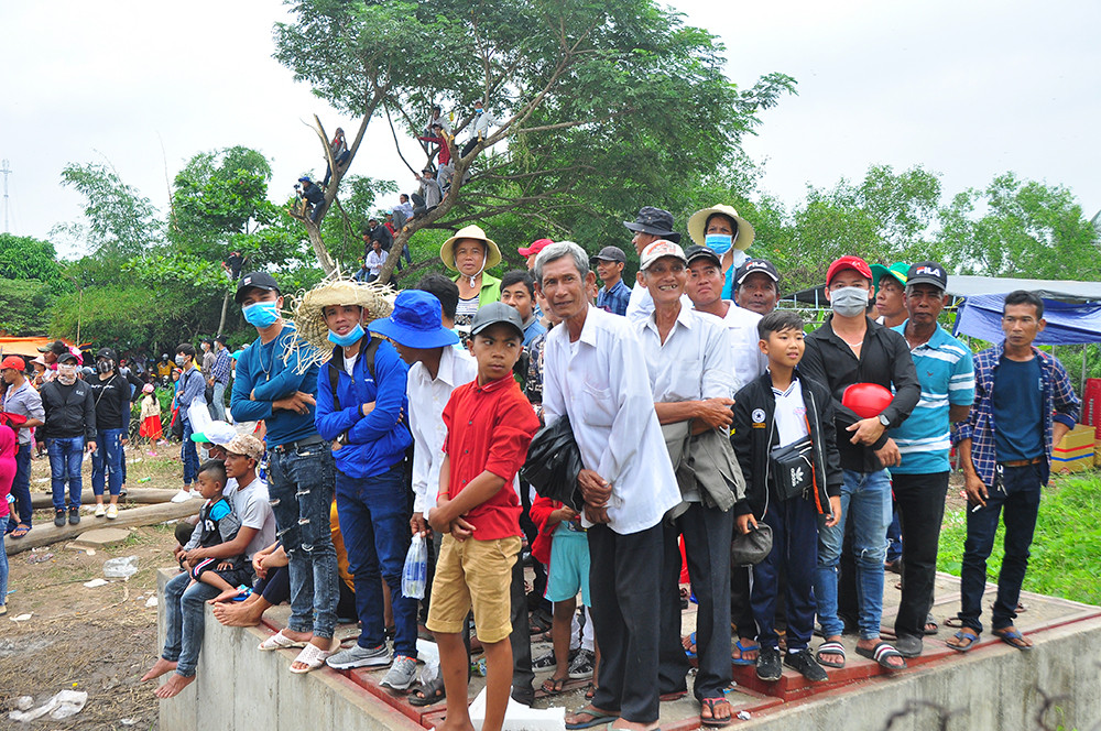 Nghìn người đứng kín bờ sông mê mải xem đua ghe ngo ở Sóc Trăng ảnh 10