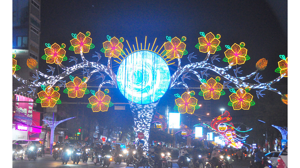 Pháo hoa rực sáng bầu trời, Việt Nam bước sang năm mới 2021 ảnh 85