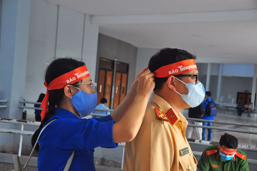 Hàng trăm bạn trẻ sôi nổi hiến máu tại trường ĐH An Giang ảnh 11