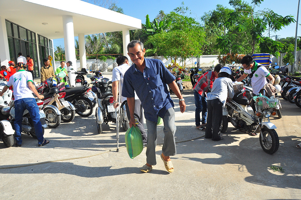 Người khuyết tật vượt hàng chục cây số để nhận quà tết ảnh 8