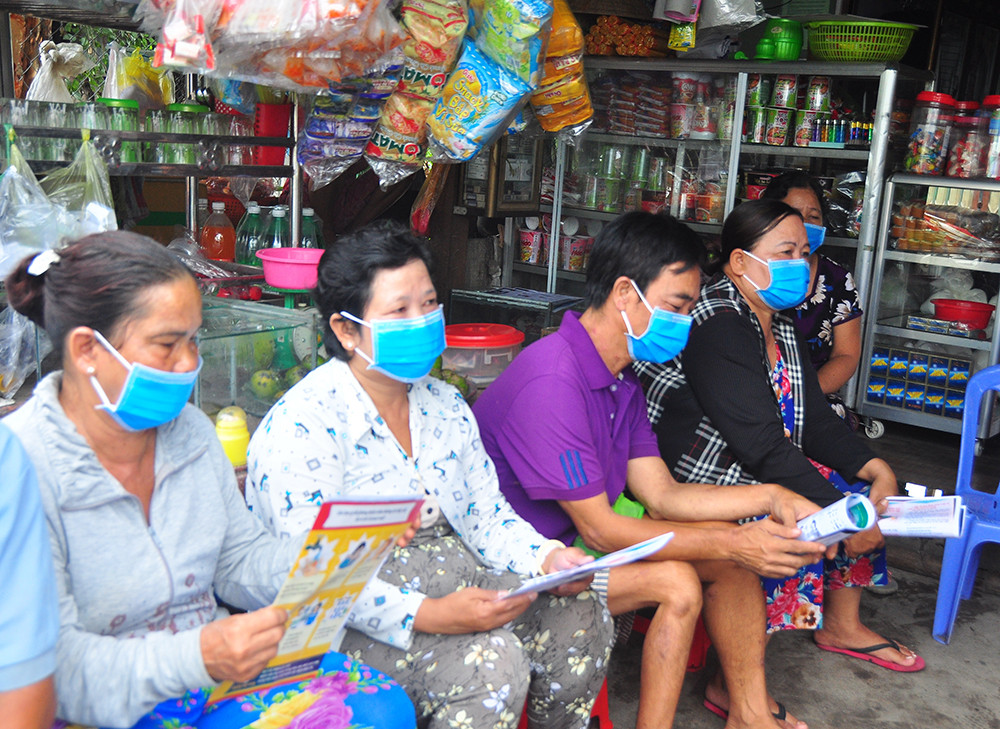 Chiến sỹ biên phòng 'gõ từng nhà' tuyên truyền người dân vùng biên phòng dịch ảnh 4