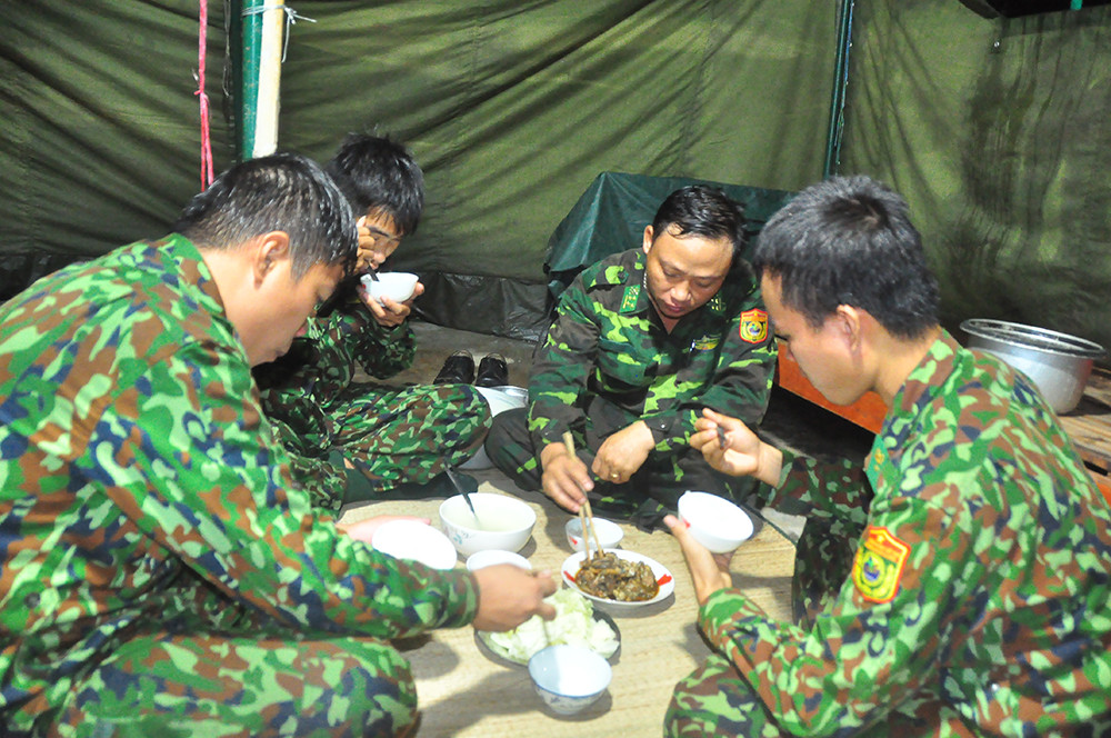 Chiến sỹ biên phòng trắng đêm phòng dịch nơi cửa ngõ biên cương ảnh 10