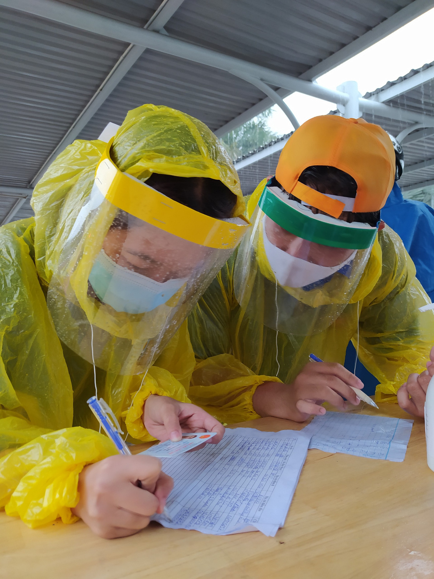 Cảm động tình nguyện viên Cần Thơ dầm mưa giúp dân chống dịch ảnh 13