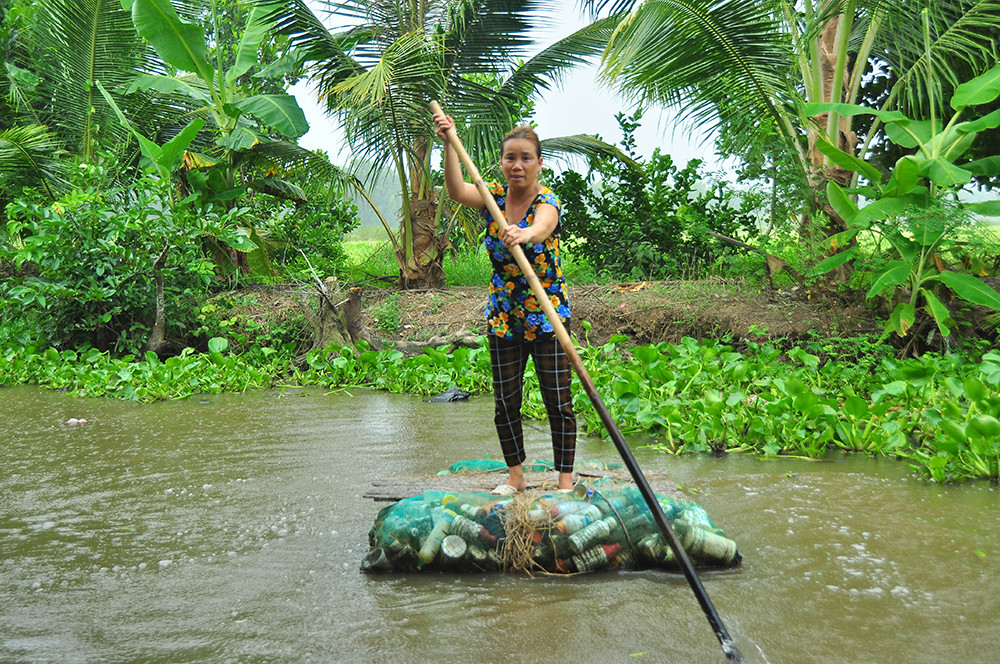 Độc đáo chiếc bè từ vỏ chai nhựa vừa bảo vệ môi trường vừa phục vụ đi lại ảnh 2