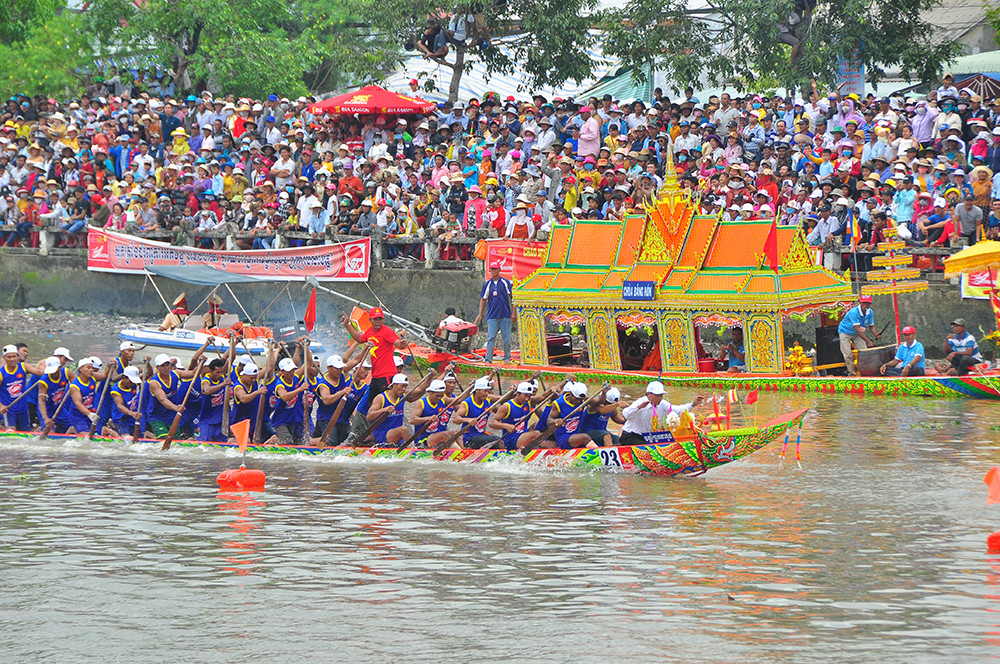Nghìn người đứng kín bờ sông mê mải xem đua ghe ngo ở Sóc Trăng ảnh 5