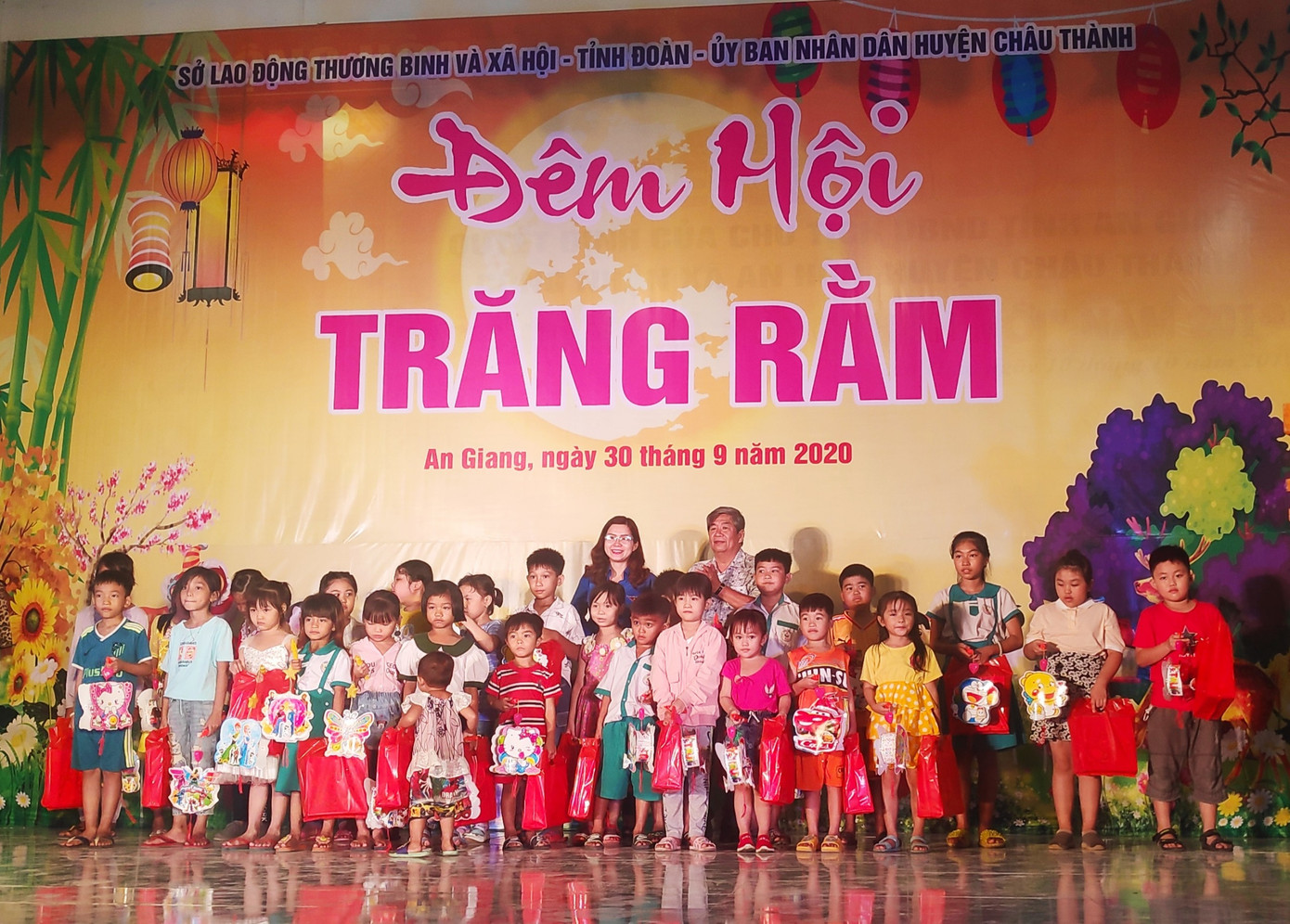 Hàng nghìn phần quà đến với trẻ em ĐBSCL vui Trung thu ảnh 2