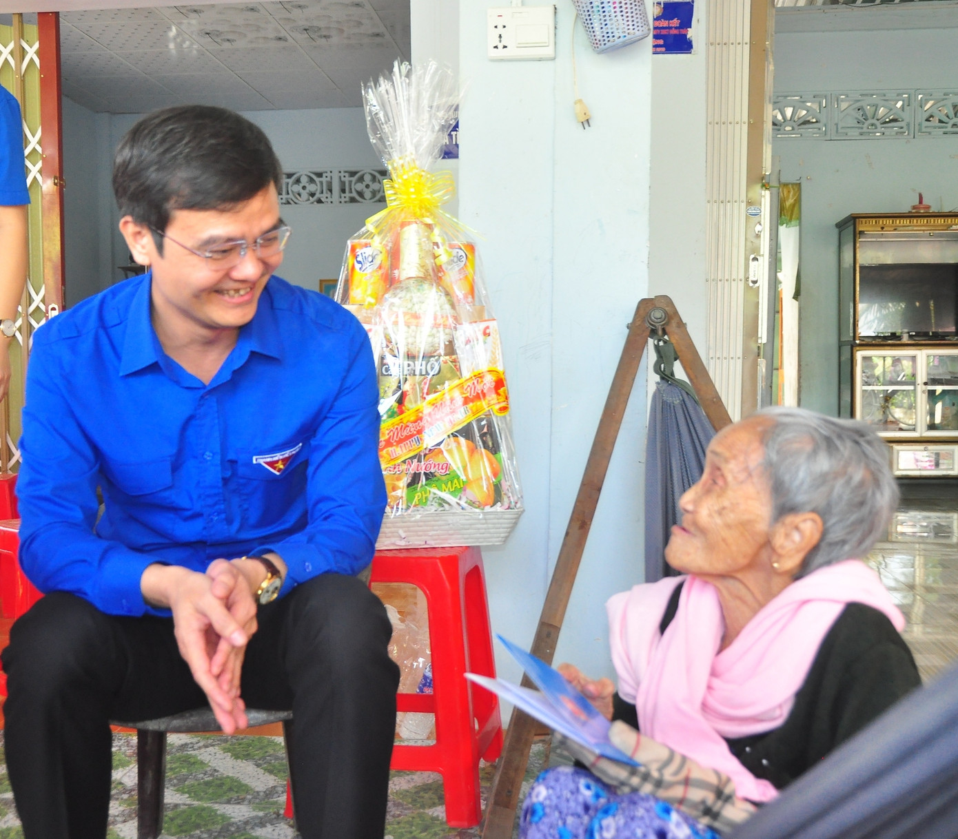 Bí thư Trung ương đoàn tặng quà chiến sĩ biên giới ảnh 5