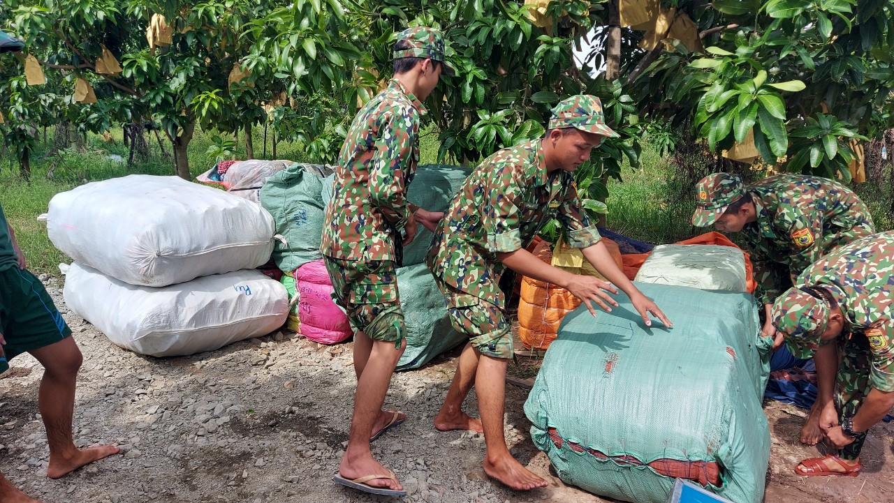 Cận cảnh muôn kiểu tuồn hàng lậu qua biên giới mùa nước nổi ảnh 1