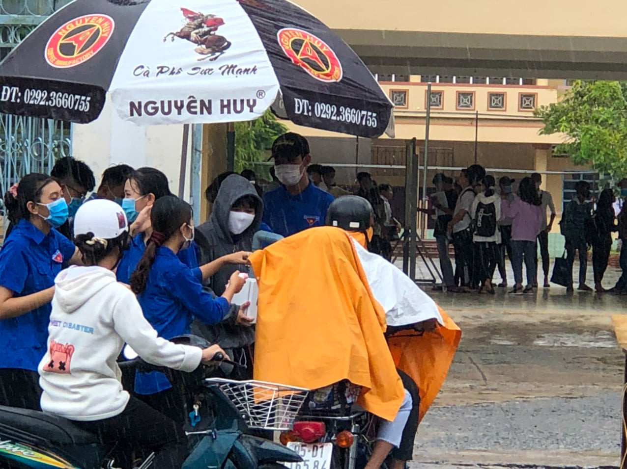 Cảm động tình nguyện viên dầm mưa hỗ trợ thí sinh thi tốt nghiệp THPT ảnh 4