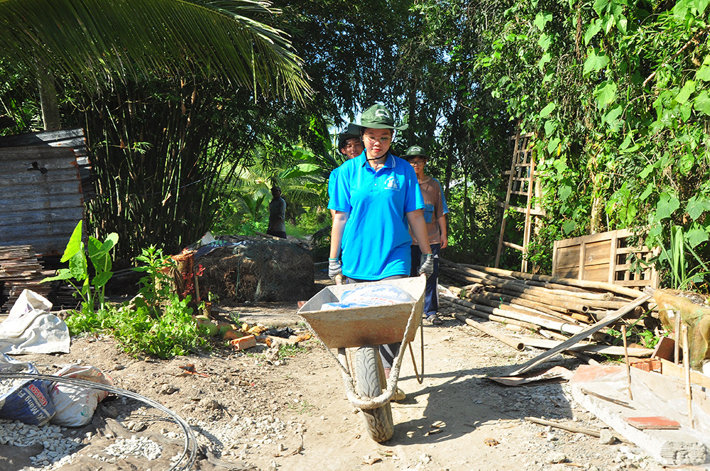 Những cô gái ướt mồ hôi trộn vữa xây công trình nhân ái ảnh 11