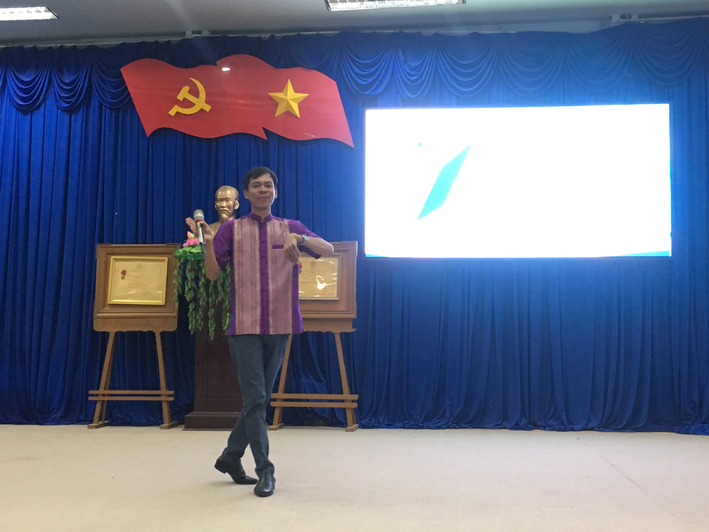 Sôi nổi các hoạt động giao lưu văn hóa thanh niên các dân tộc tôn giáo ảnh 2