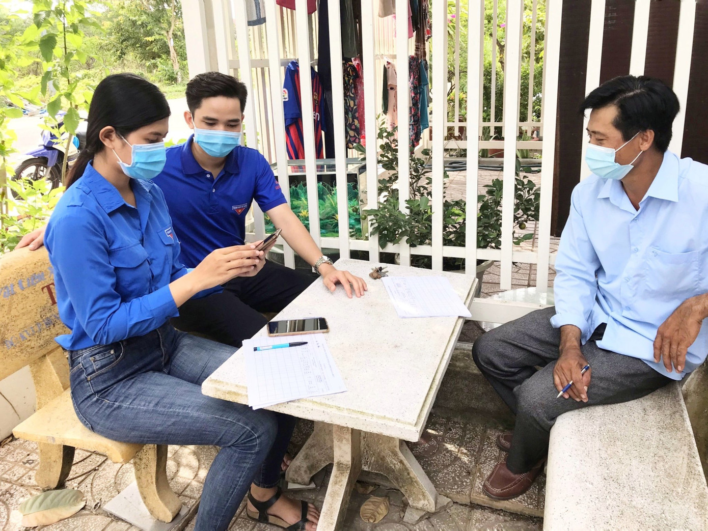 Thí sinh Hoa hậu Việt Nam 'gõ từng nhà' tuyên truyền phòng dịch COVID -19 ảnh 3