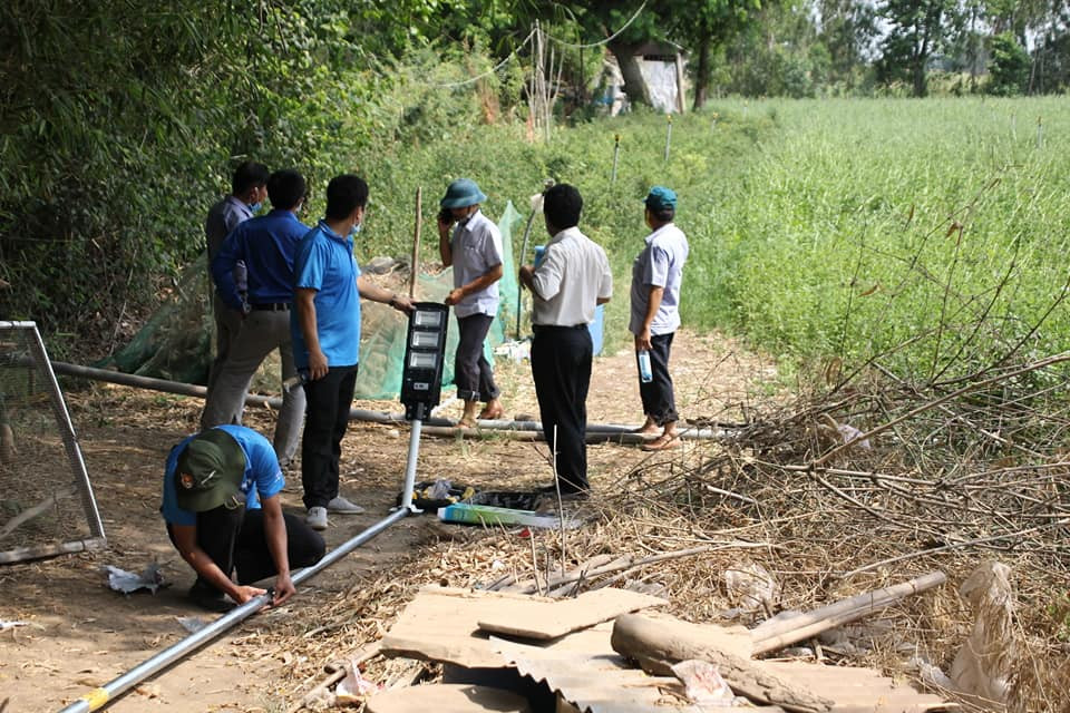 Tặng đèn năng lượng mặt trời ở chốt chặn cho chiến sỹ biên giới phòng dịch COVID-19 ảnh 3
