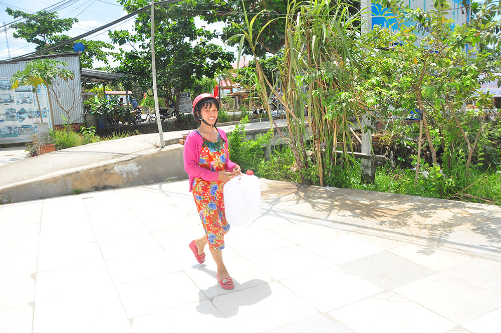 Đầu tư gần 200 triệu mua máy lọc nước mặn thành ngọt tặng miễn phí cho dân ảnh 12