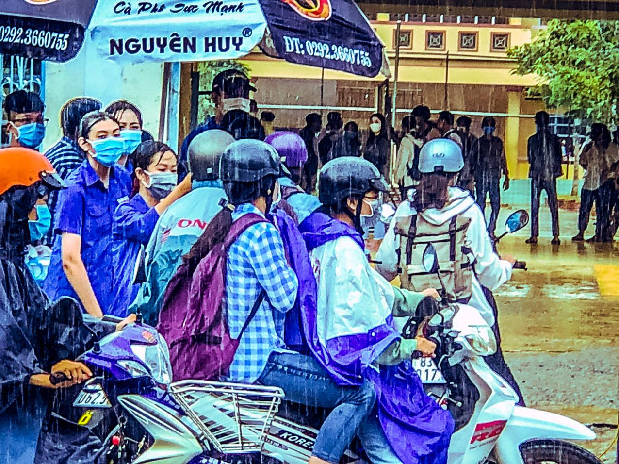 Cảm động tình nguyện viên dầm mưa hỗ trợ thí sinh thi tốt nghiệp THPT ảnh 8