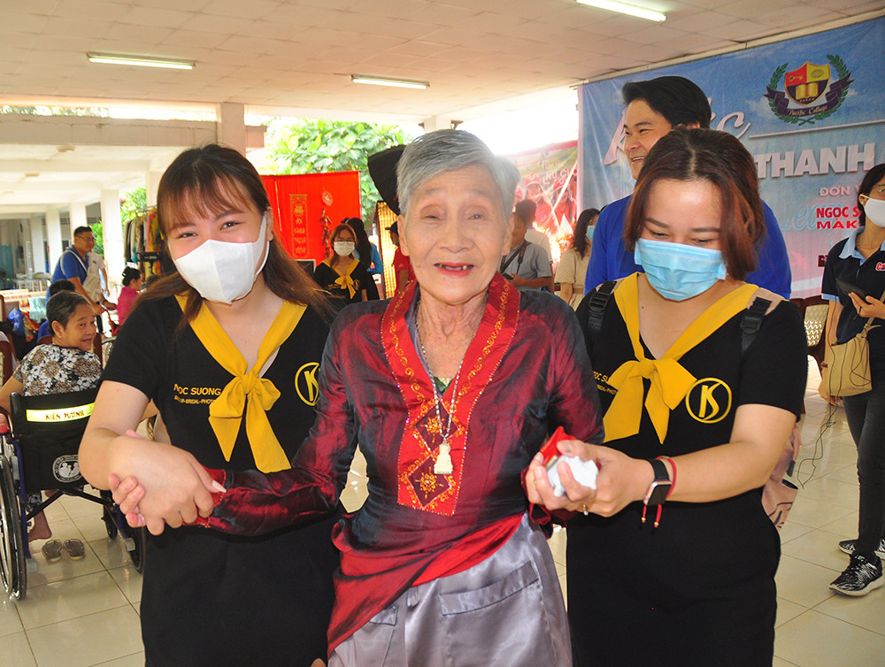 Hoa khôi Huỳnh Thúy Vi, Lê Thị Tường Vy tham gia các hoạt động đầy ý nghĩa ảnh 7