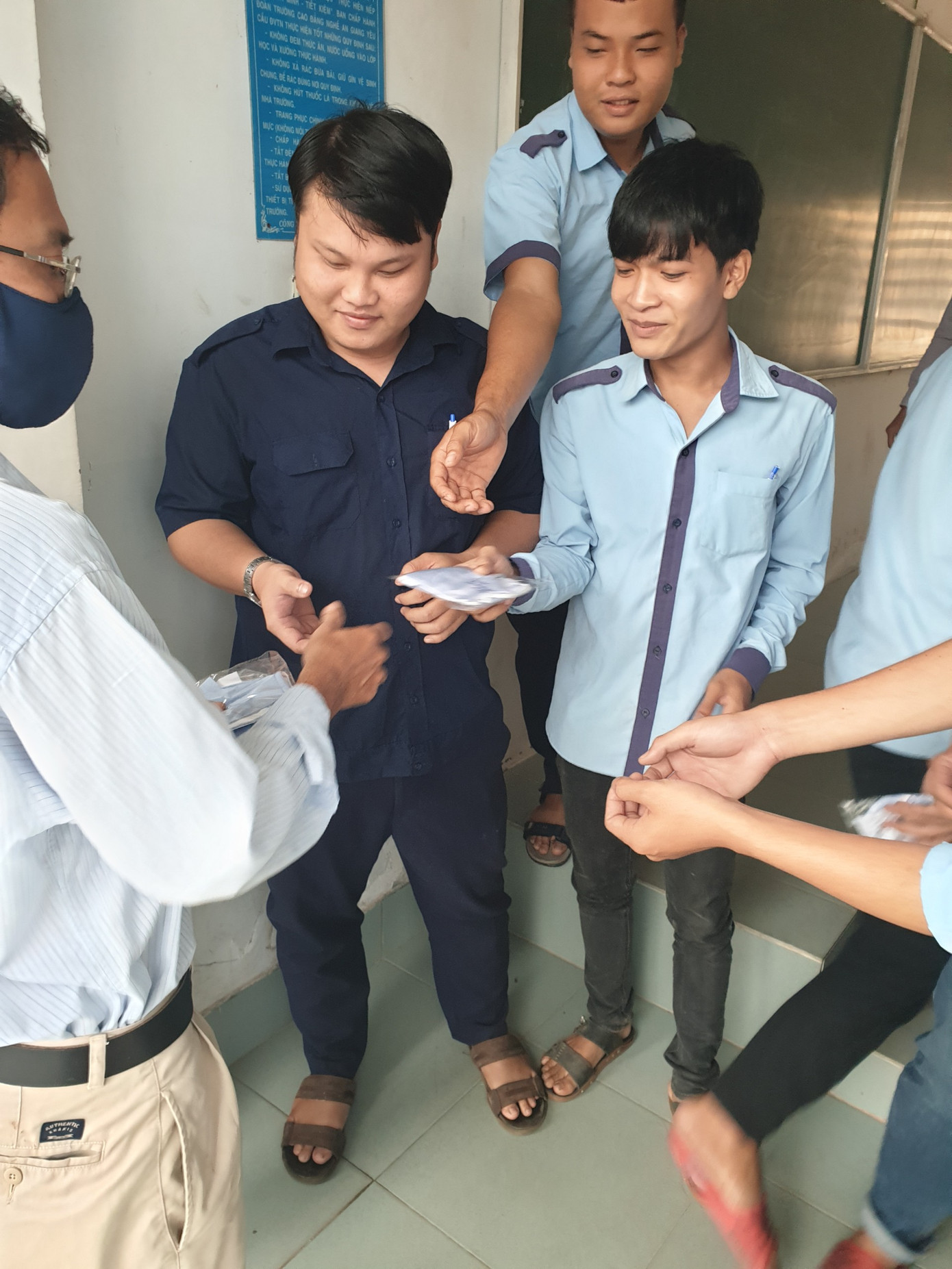 An Giang: May 5000 khẩu trang tặng sinh viên và người dân ảnh 5